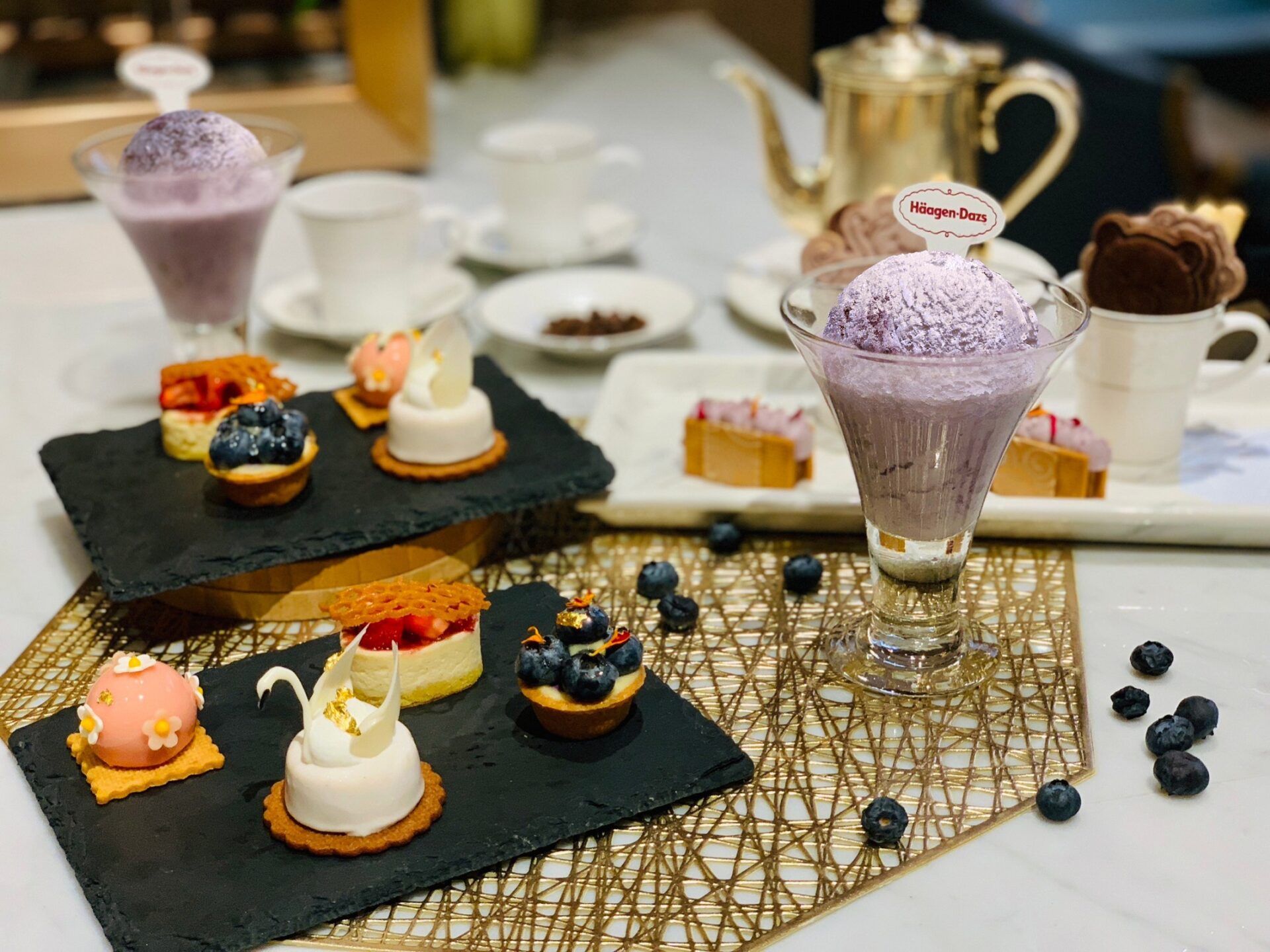 漢來大廳酒廊攜手哈根達斯，推出春季限定「雙人經典午茶套餐」內容十分豐富，除了有哈根達斯限定款冰淇淋，還有巧克力起司棒與五款主廚特製甜點，供兩人共享。