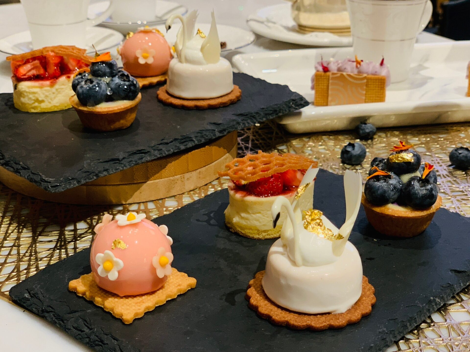 漢來大廳酒廊春季限定「雙人經典午茶套餐」搭配五款精緻甜點，滿足各種不同甜蜜的滋味，讓人一試難忘。