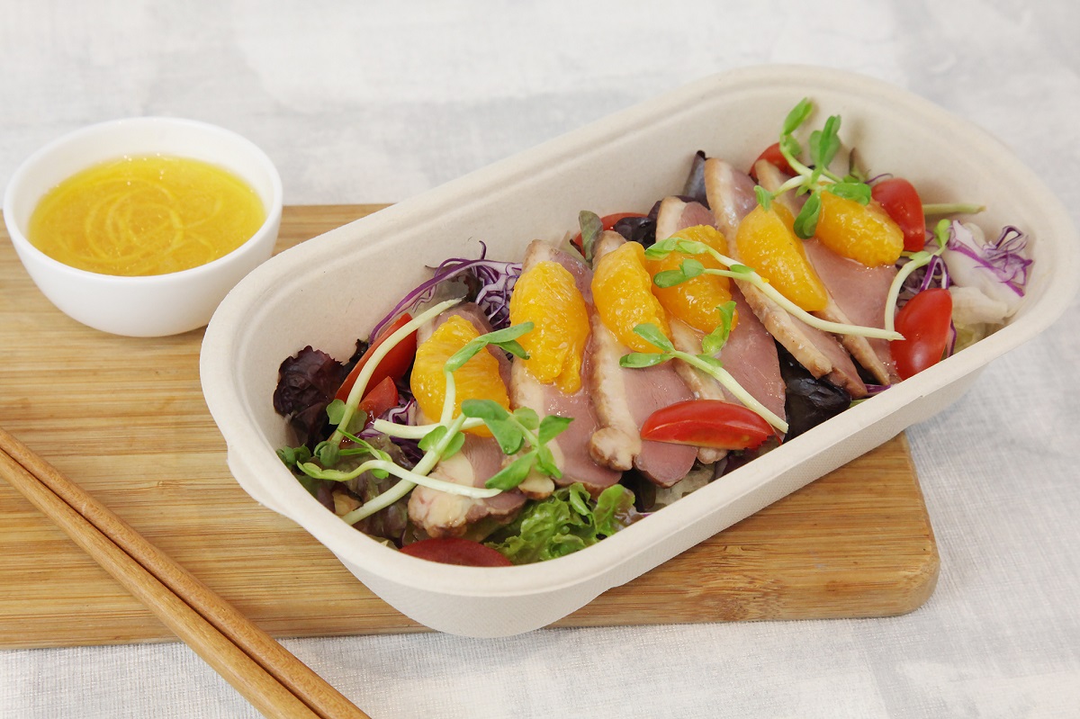 煙燻鴨胸田園沙拉佐柚香和風醬汁，精選宜蘭在地豪野鴨以秘製香料醃漬冷燻，再搭配田園蔬菜及自製柳橙油醋，風味爽口，解膩開胃，絕對是涼夏首選。(圖 六福旅遊集團提供)