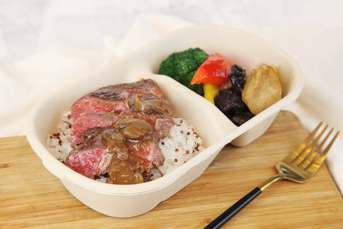 燒烤美國牛佐洋菇醬嚴選美國牛鐵板大火煎至上色，柔軟的肉質佐以自製洋菇醬，蕈味豐厚再搭配新鮮蔬菜，清爽卻不失嗑肉滿足感。(圖 六福旅遊集團提供)