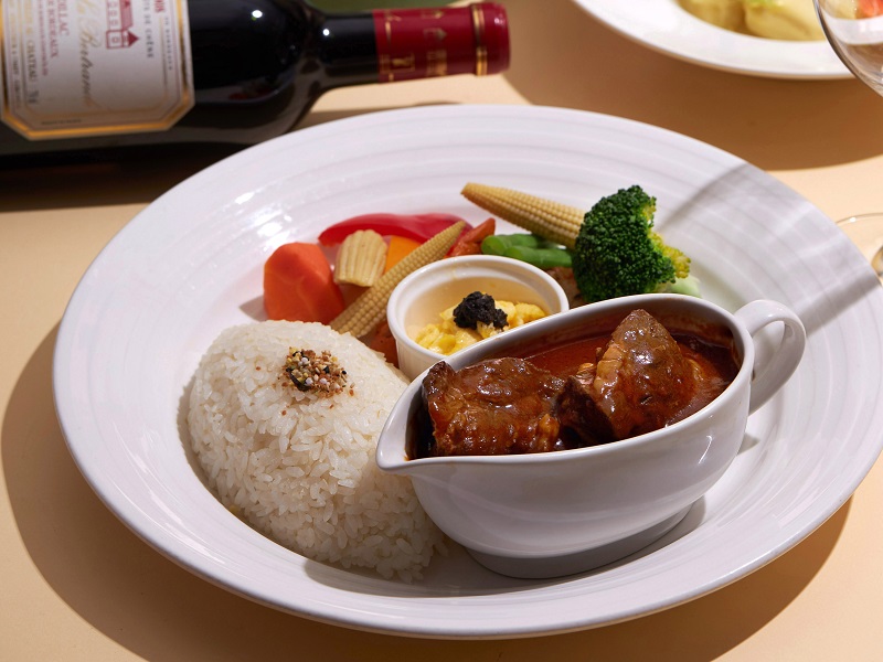 除了「蕃茄時蔬燉羊膝」套餐外，另祭出「紅酒燉牛肉」套餐享前菜、沙拉、水果甜點及飲品，節慶優惠限定450元+10%服務費。（圖／神旺商務酒店提供）