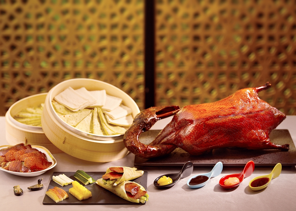 饕客指定選購的新竹喜來登經典商品「采悅軒中餐廳‧八色脆皮片鴨二吃券」，一券即享招牌烤鴨二吃的雙重美味