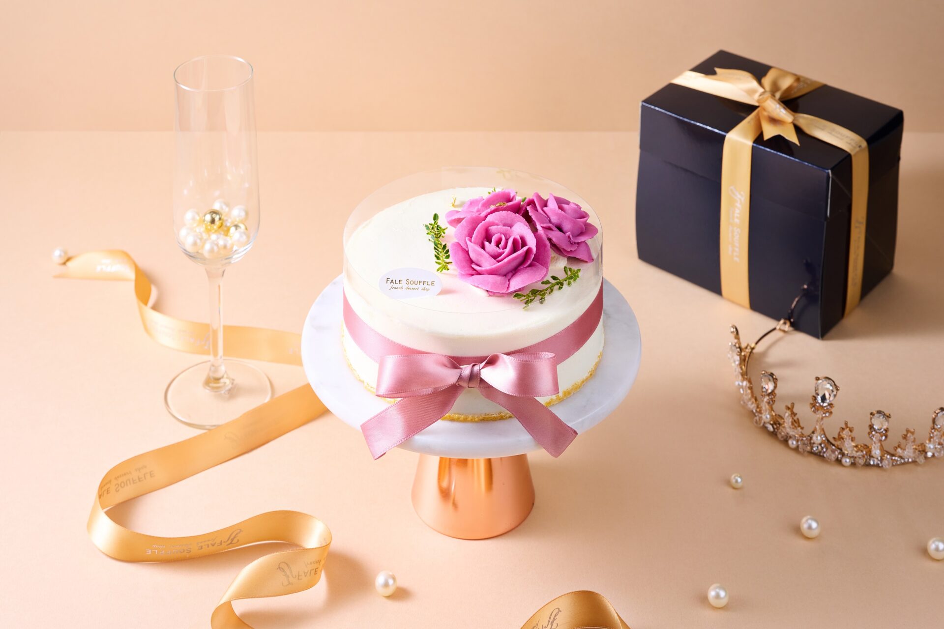 首度參加「環球母親節蛋糕大賞」評比，法蕾．熊直接以季節限定新品「蜜桃生乳雪芙蕾」蛋糕拿下競爭最激烈的傳統類蛋糕評比第三名。