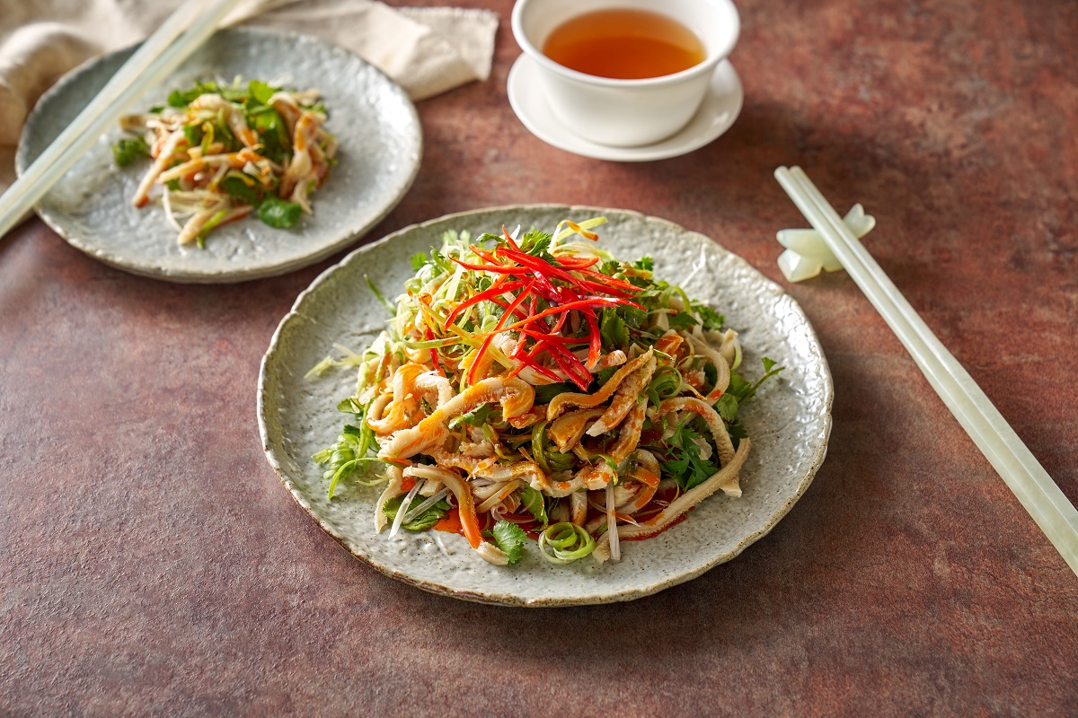 麻辣紅油羊肚絲以手工香辣油與數十種辛香料煉製而成的麻辣醬，加入肥厚適中的手切羊肚絲、宜蘭三星蔥，吃起來脆彈有嚼勁，麻辣香氣撲鼻，更是道扒飯高手。(圖 六福旅遊集團提供)