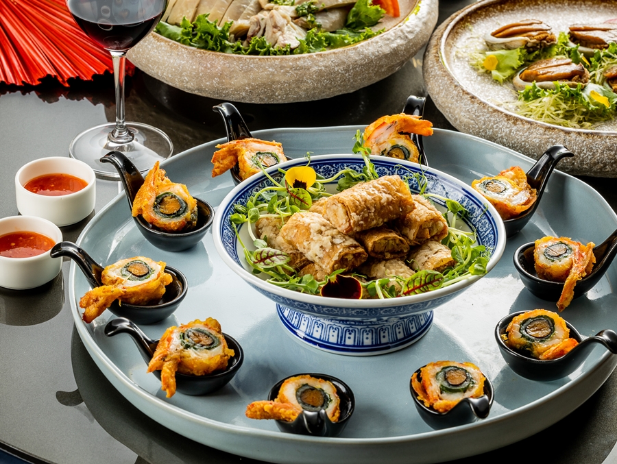 850五彩蛋黃蝦呈現五種顏色，謂之五彩；黃袍襄豆腐呼應大直英迪格特有的磚窯文化，內層軟嫩、外皮酥脆。