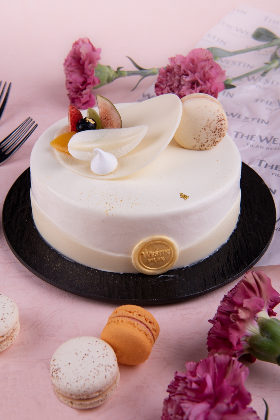 850純白馨意以椰奶慕斯為整體靈魂，象徵母愛的純粹，並以香茅啤酒凍及熱帶水果為內餡，層層疊搭，富層次的口感令人驚艷(圖 宜蘭力麗威斯汀度假酒店提供)