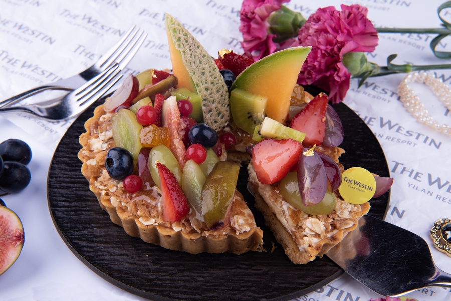 850繽紛水果塔以滿滿新鮮水果做堆疊，綜合燕麥塔皮為基底，並以橙香乳酪餡、杏仁奶油餡搭配，酥脆塔皮與多汁水果完美交融。(圖 宜蘭力麗威斯汀度假酒店提供)