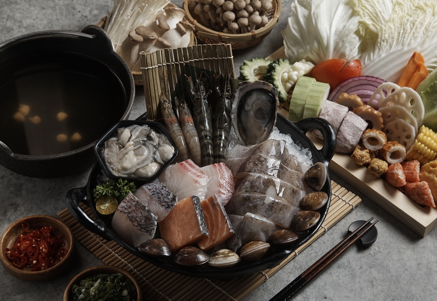 900主推「海鮮總匯鍋」（650+10 元）有鱸魚片、鯛魚片、鮭魚片、草蝦、白蝦、軟絲、鮮蚵、