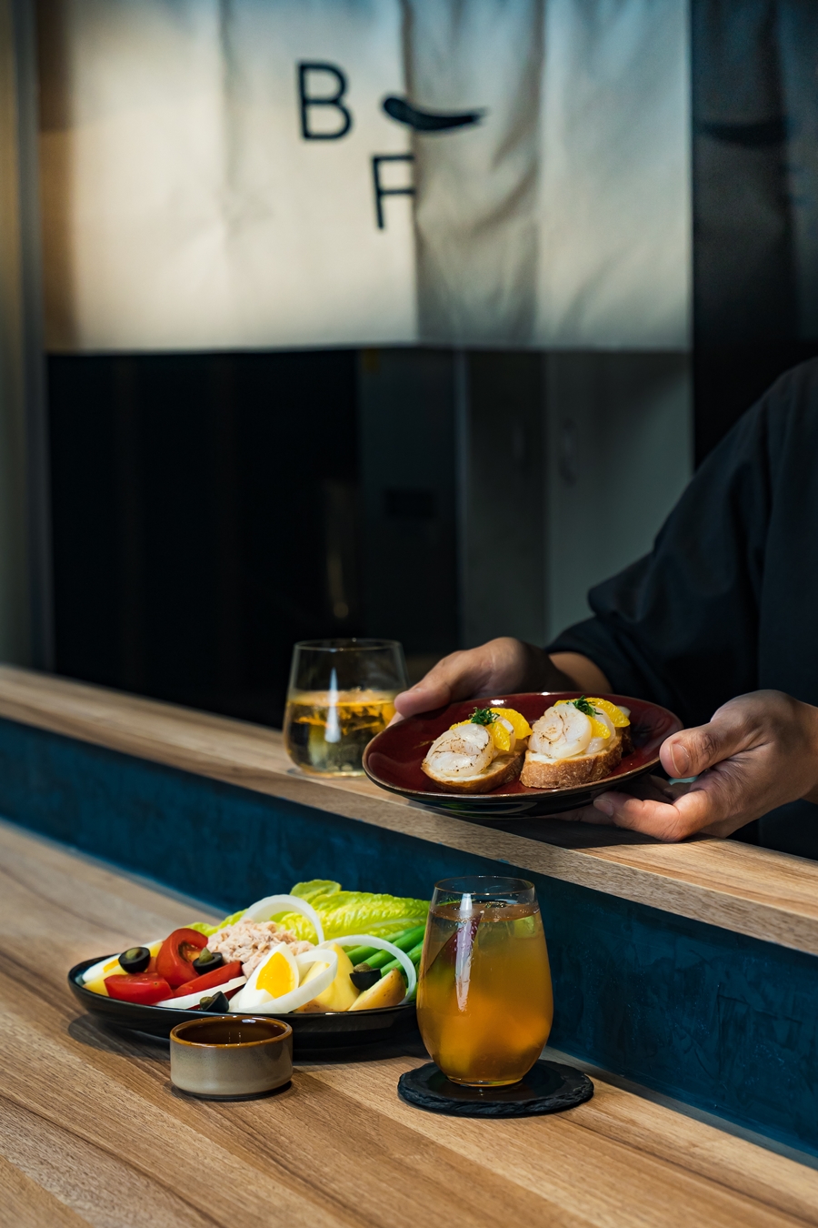 900入駐忠泰樂生活的blue Fish Bar以輕食為主，即日起到五月底有開幕優惠活動。