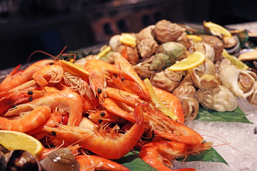 900台北士林萬麗酒店士林廚房於母親節檔期，餐檯供應時令海鮮。(1)