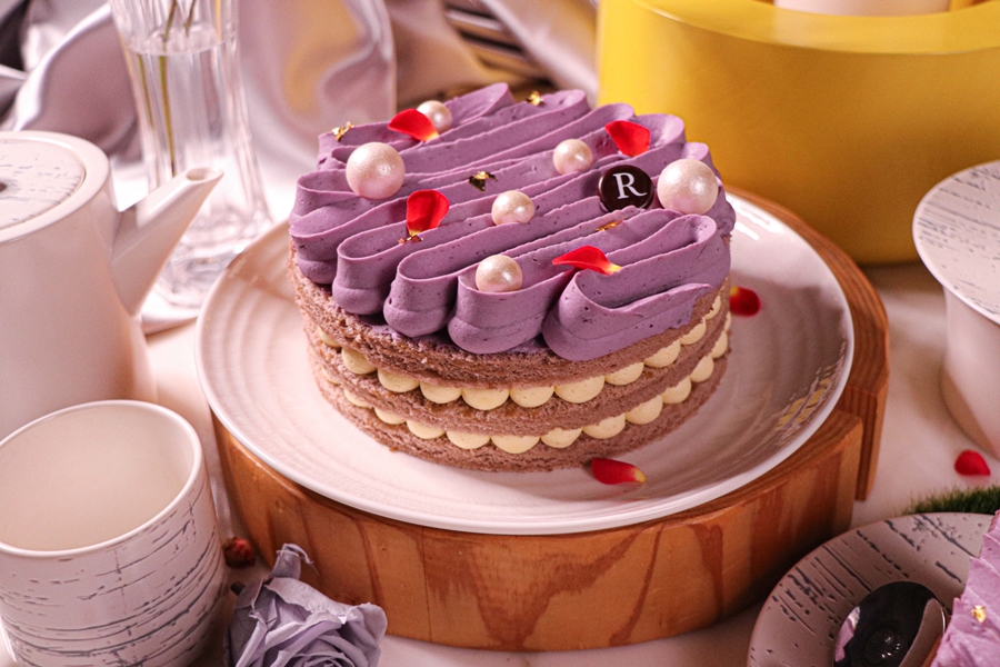 900台北士林萬麗酒店母親節蛋糕「紫戀橙心」，以時下流行的裸蛋糕手法，象徵毫無保留的親情。(橫)