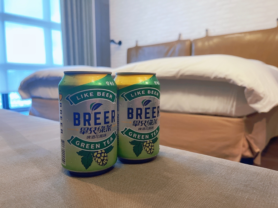 900捷絲旅台北三重館與台灣知名飲料品牌 保力達跨界合作，5月1日至31日於客房內及大廳happy Hour時段，提供全新零酒精「畢兒綠茶」氣泡飲品暢飲服務。 (1)