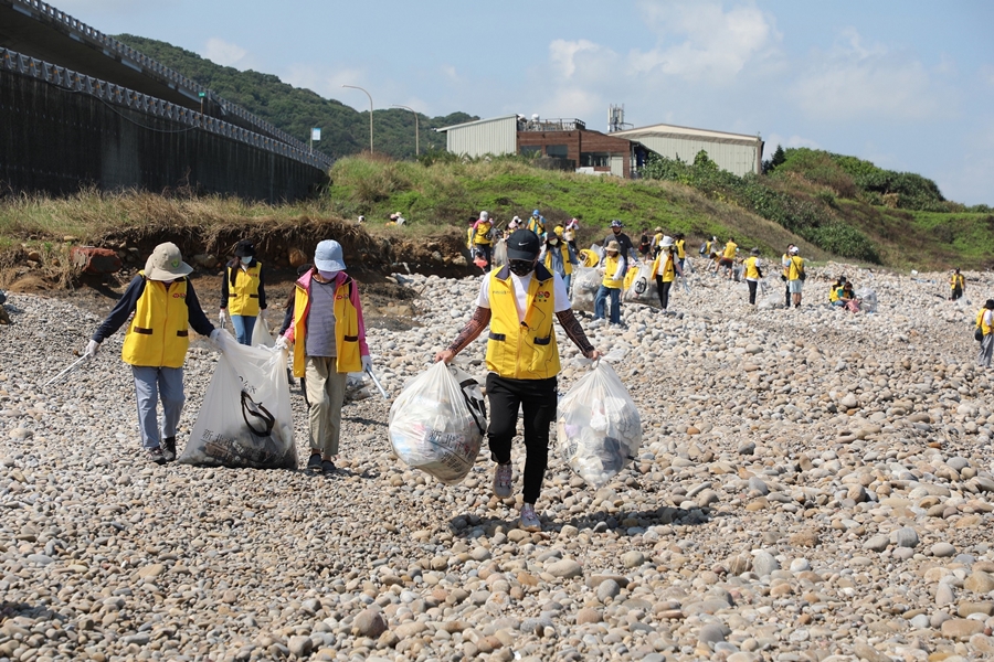 900昇恆昌一年總共舉辦50場淨灘活動，清理出的垃圾達2045.53公斤，等於減碳10,393.8 公斤