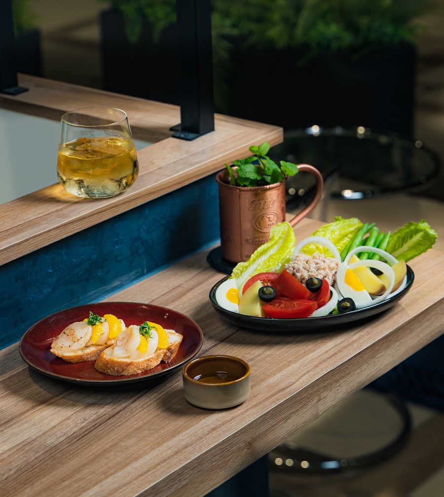 900blue Fish Bar主推舒心輕食，以海鮮小點搭配康普茶調飲。