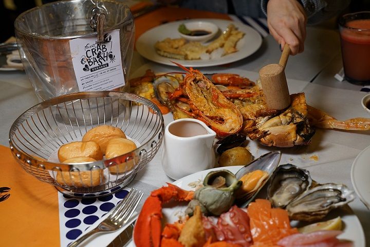 Feast The Queen’s Seafood Dinner Buffet
