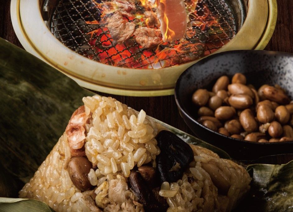 以胡同秘製醬汁、前腿肉、圓糯米為主要原料，加上炭火烤製技術，打造獨特的炭火香味。