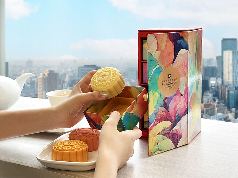 台南遠東香格里拉以寓意富貴吉祥芙蓉花為靚月經典禮盒設計，外盒亦可再利用作為收納飾品盒，送禮自用兩相宜！