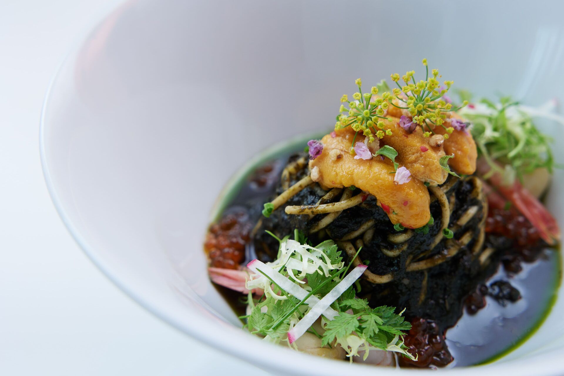 圖七、鮮味蕎麥麵－海藻醬汁包裹彈牙蕎麥麵，生鮮甜蝦與鮭魚卵的鮮甜，佐上入口即化的海膽，精製料理風味多變，齒間留香綿延。