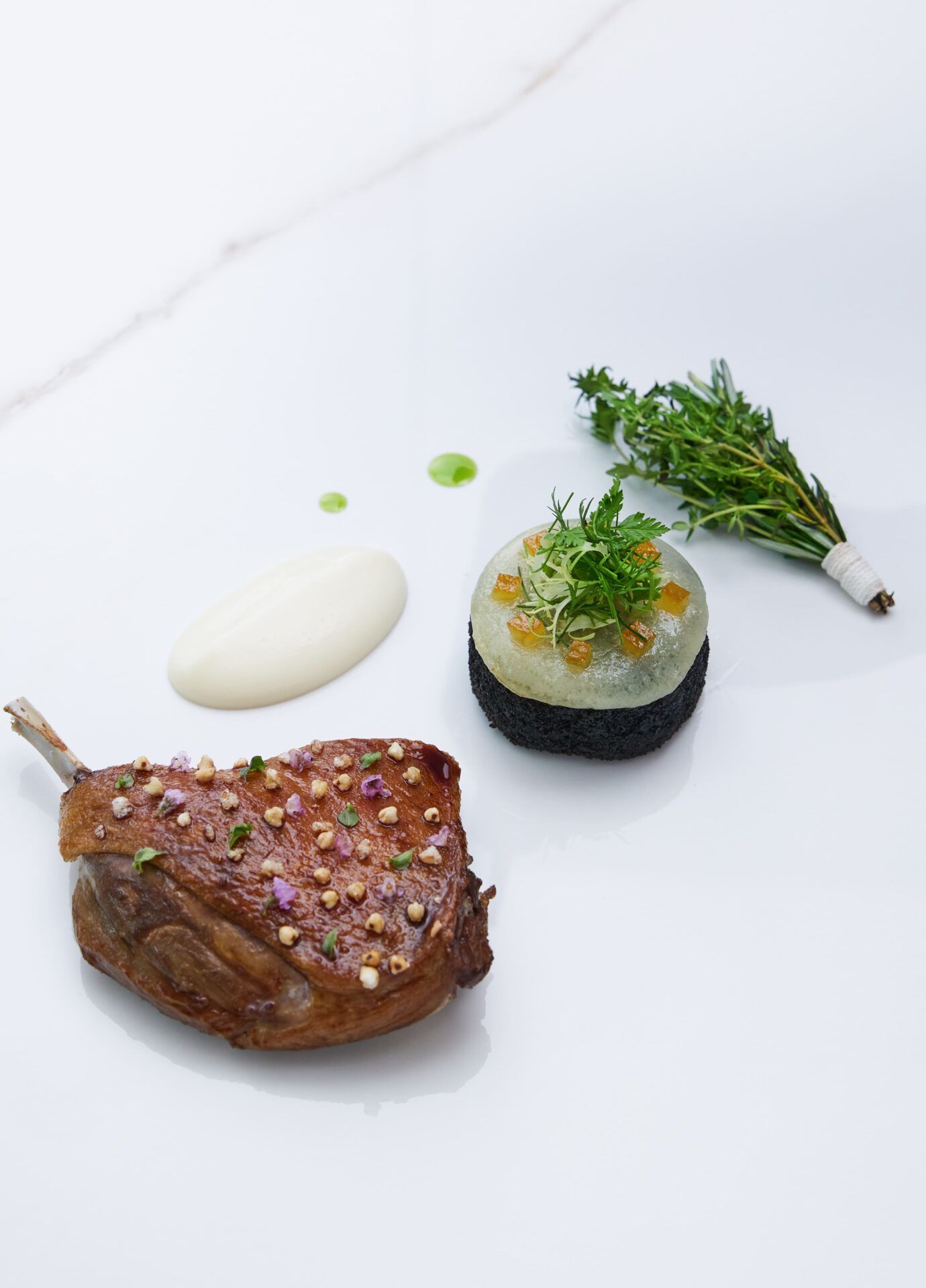 圖六、法式油封鴨及鴨腿可樂餅－將鴨腿長時間浸泡在鴨油中保留本身的油脂與水分，以高溫將精華與風味鎖住，鴨腿表皮酥脆內裡多汁。