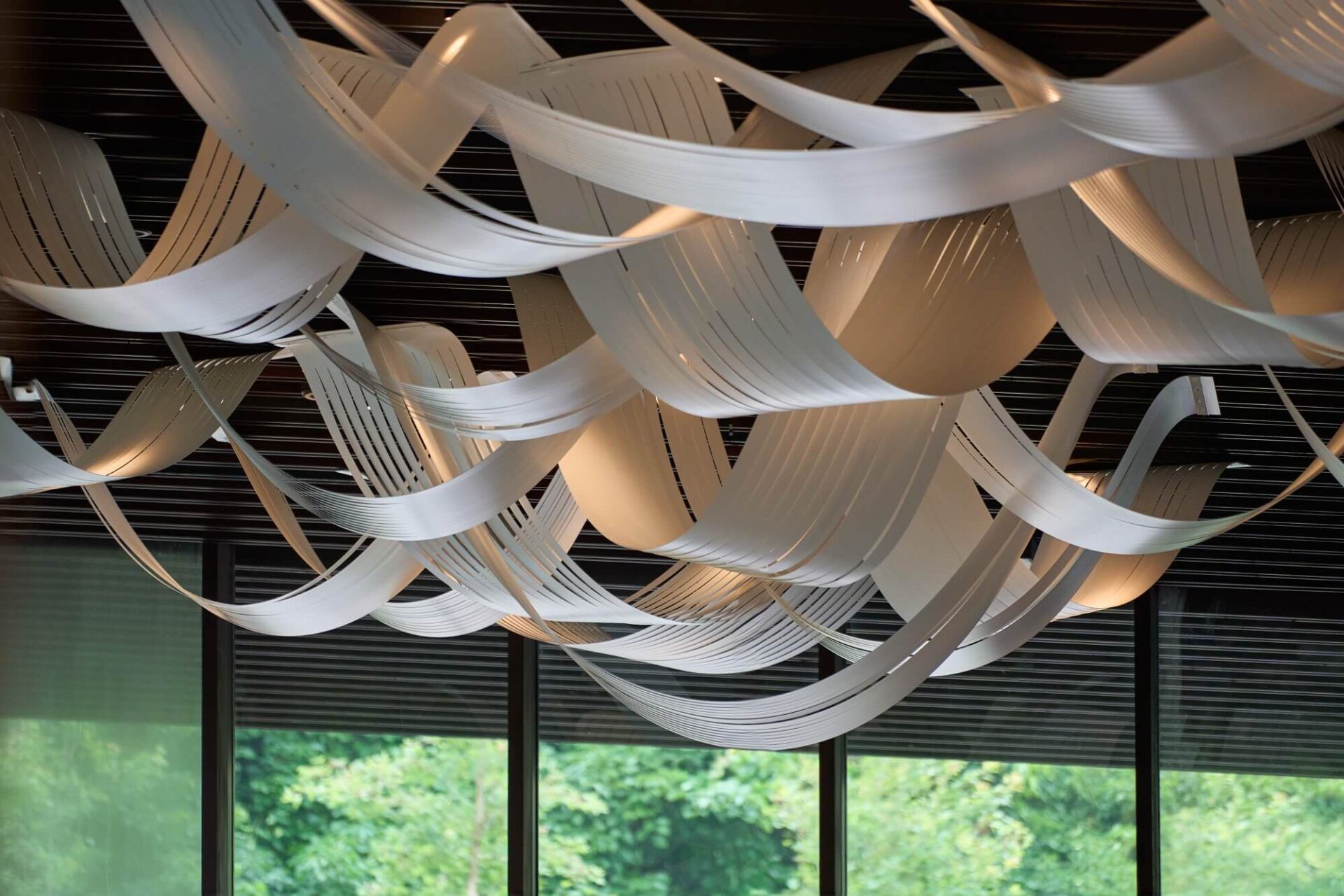 圖說 礁溪老爺 公共藝術「起風」藝術燈群不同光影交錯，在不同角度時間都呈現出變幻莫測美感