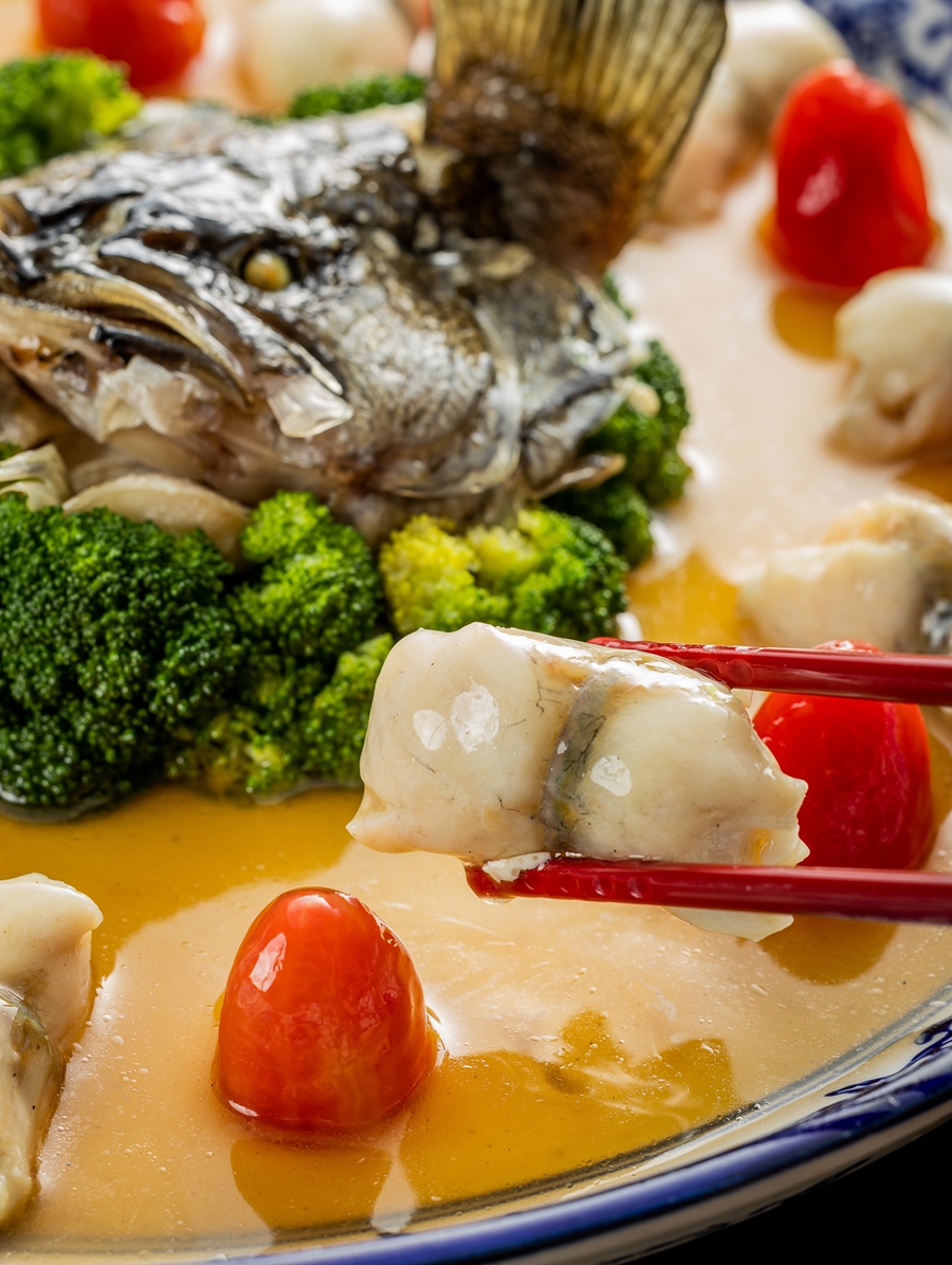 900〈芙蓉蒸魚卷〉魚卷取自魚菲力，為了呈現料理美感，同時保留台菜傳統有頭有尾的精神，也費功把魚尾塞入魚頭裡。