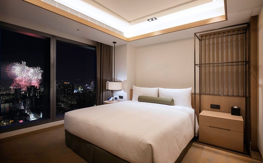 900原價22,800元豪華套房，有全景落地窗完美直擊燦爛花火的浪漫展演，8月20日當天專案優惠每房只要9,999元