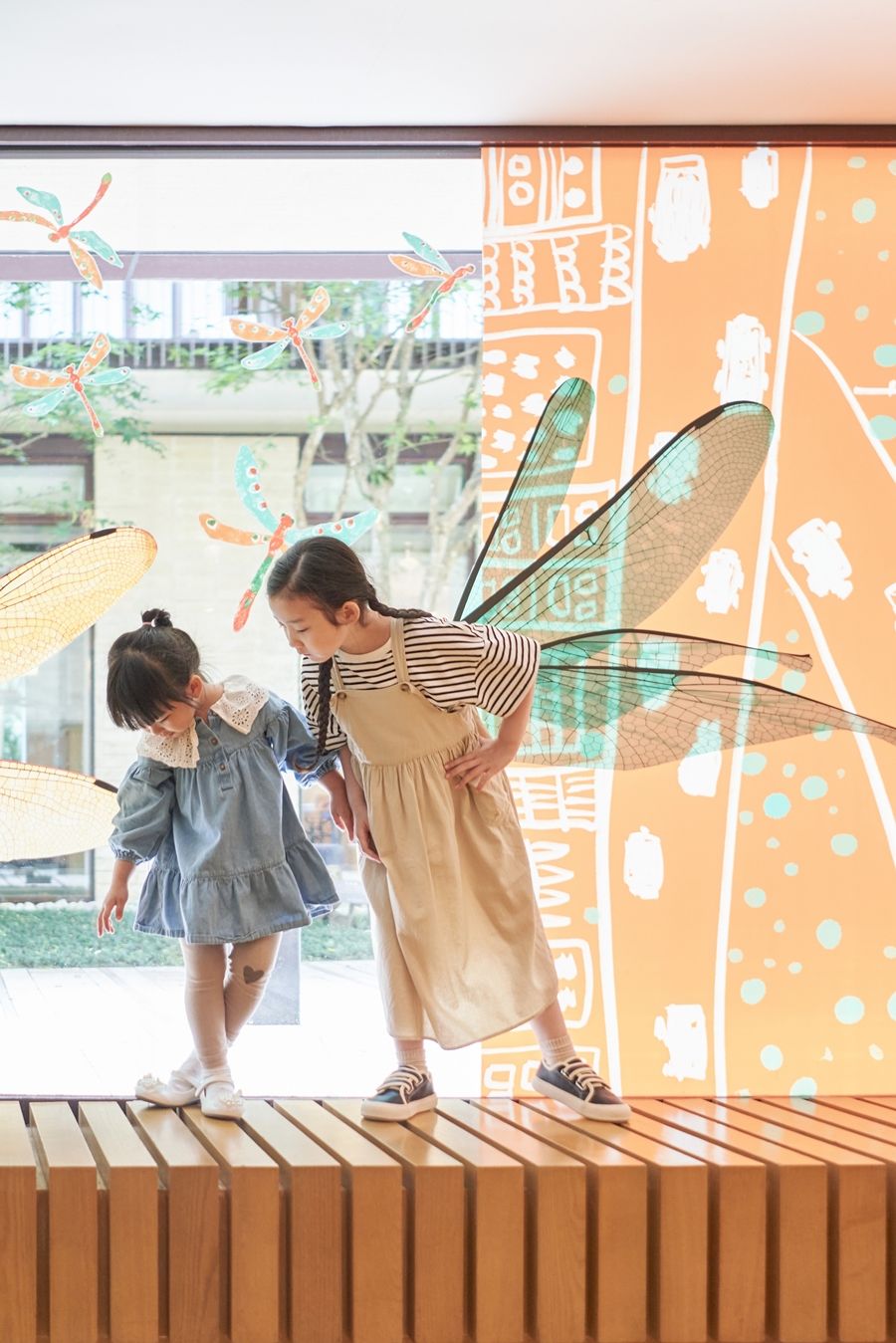 900圖說 礁溪老爺公共藝術 互動有趣拍照打卡點「蜻蜓超人」兒童塗鴉立體裝置