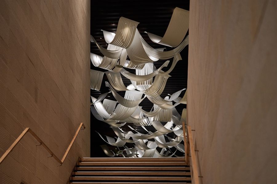 900圖說 礁溪老爺公共藝術 入口天幕便能見到氣勢磅礡的大型「起風」藝術燈群