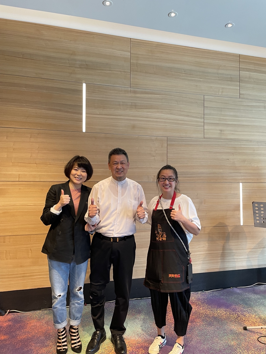 900大直英迪格酒店攜手土城青青餐廳，4月14日起至8月31日推出「失傳酒家菜」，與阿發師(中)及第三代施捷宜(右)聯手重譜酒家菜風貌。