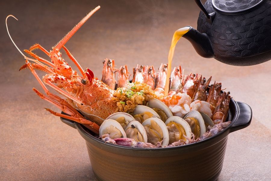 900新聞附件二 礁溪寒沐酒店「岩彩」餐廳「龍蝦海鮮米粉湯」形象照