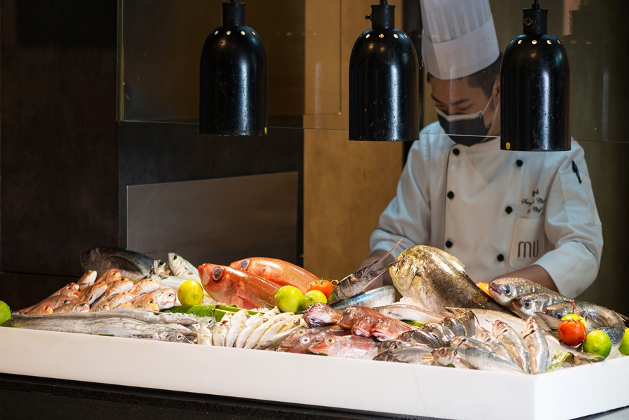 900新聞附件(六) 礁溪寒沐酒店mu Table自助餐廳海鮮台形象照