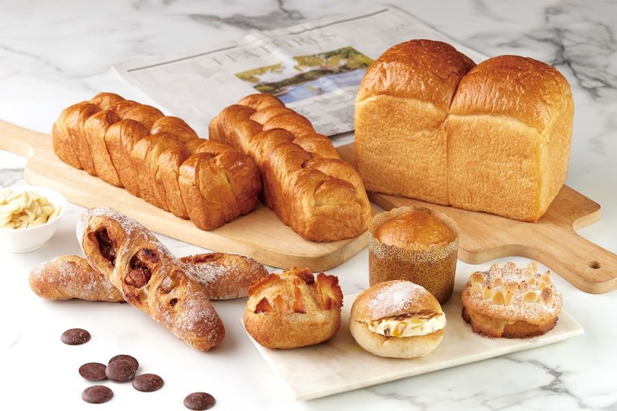 900新聞附件4 台北寒舍艾美酒店「『焙』感心動」活動精選麵包照片。日籍麵包主廚松尾裕生來台客座交流，為巧克光廊帶來超過十款的特色麵包每個80元起。