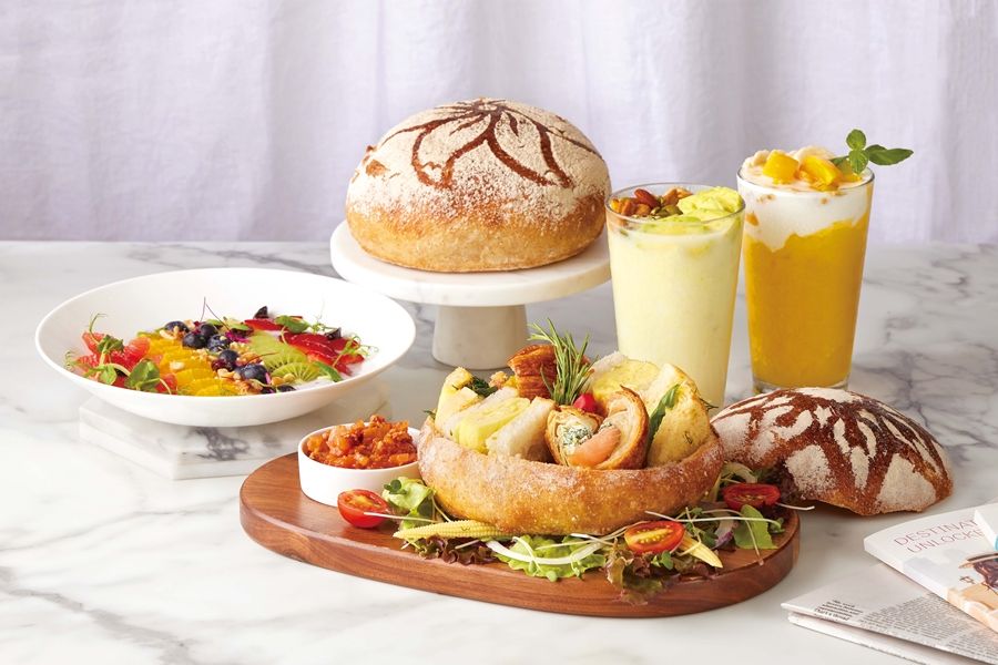 900新聞附件5 台北寒舍艾美酒店「『焙』感心動」北緯二十五「驚喜麵包籃」雙人套餐照片。套餐包含麵包、優格與健康飲品，每套1,280元+10%。