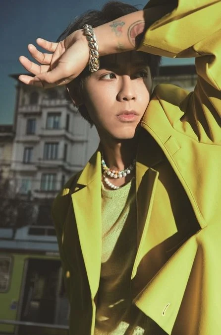 【鼓鼓】身著黃色外套