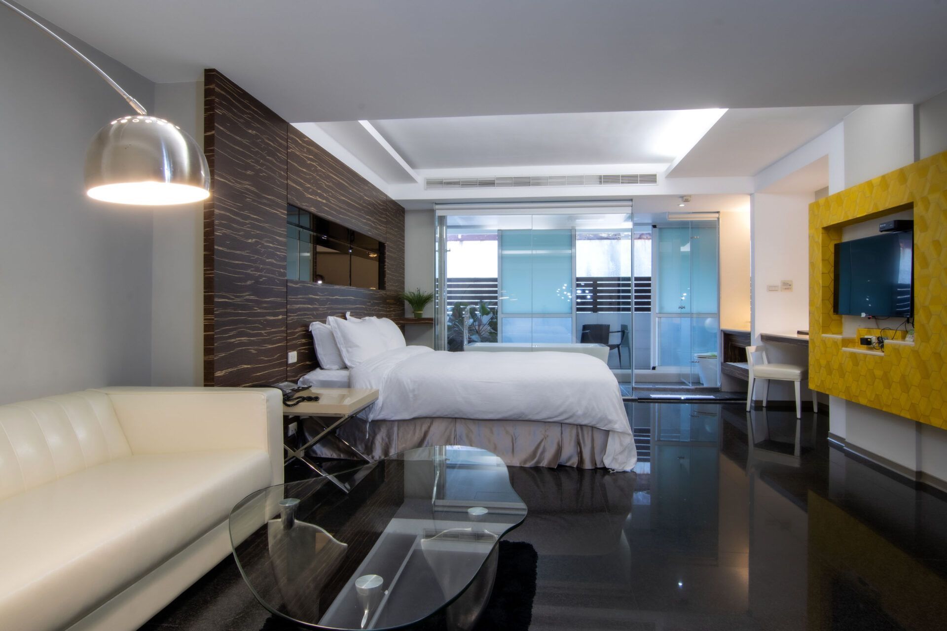 木棉道美學商旅 5 總裁套房：純白質感延展空間寬敞度