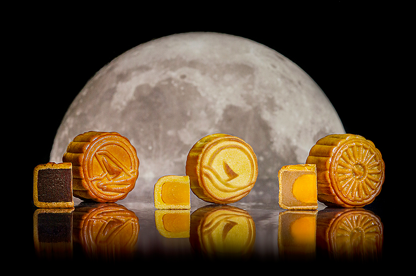 「國泰航空雜錦迷你月餅禮盒」選擇傳統與現代的三款口味，內含濃郁蛋黃交織，蓮蓉細膩順口的蛋黃白蓮蓉、香甜綿密的紅豆沙和絲滑濃郁的奶黃，滿足甜食控的味蕾饗宴