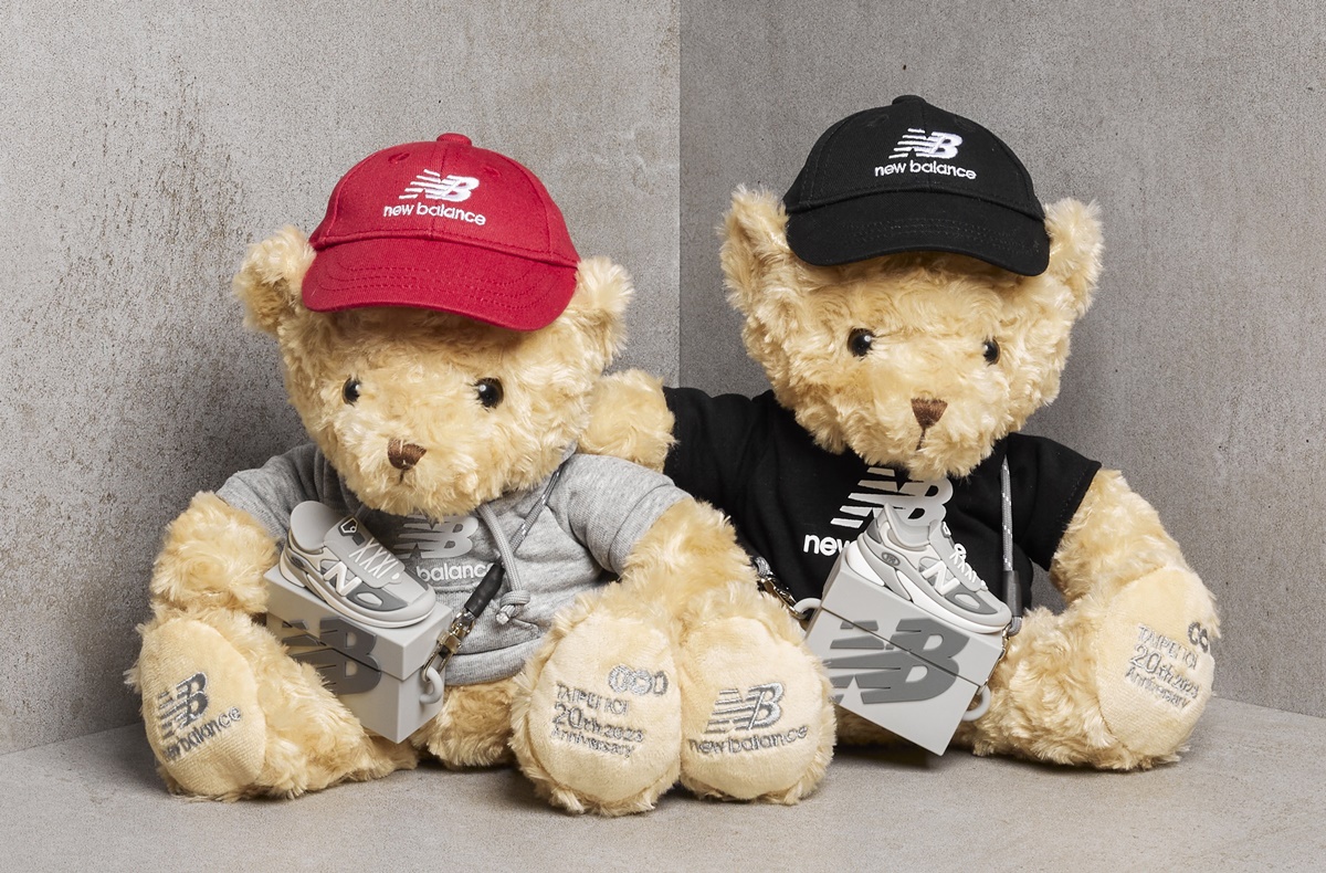 台北101 X New Balance第20代聯名紀念小熊 與店上的版本合照