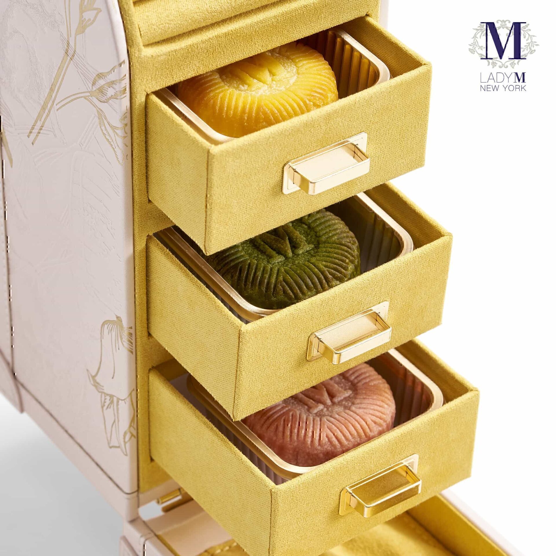 輕輕拉開兩側的磁吸式扣環，即可見到六格小抽屜裝載的月餅