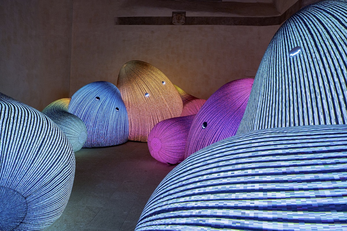 05. 誠品生活新店│由數個沉睡山陵匯集成迷你版群山，圍繞觀眾營造慵懶逗趣的自然景致。