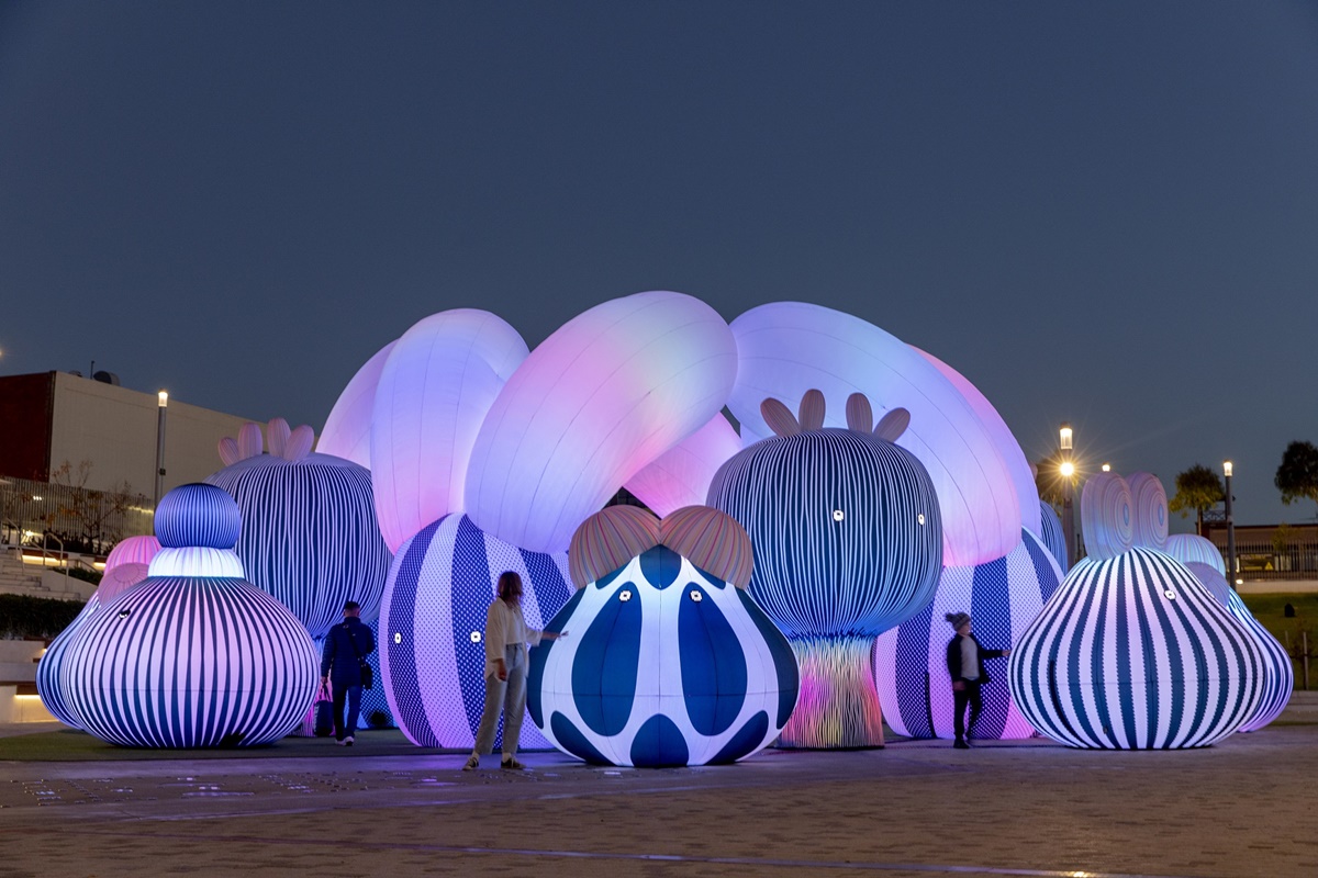 09 1. Eness擅打造外型夢幻可愛的巨型藝術作品，過往作品深受大小朋友喜愛！(照片取自eness官方instagram：@studioeness)