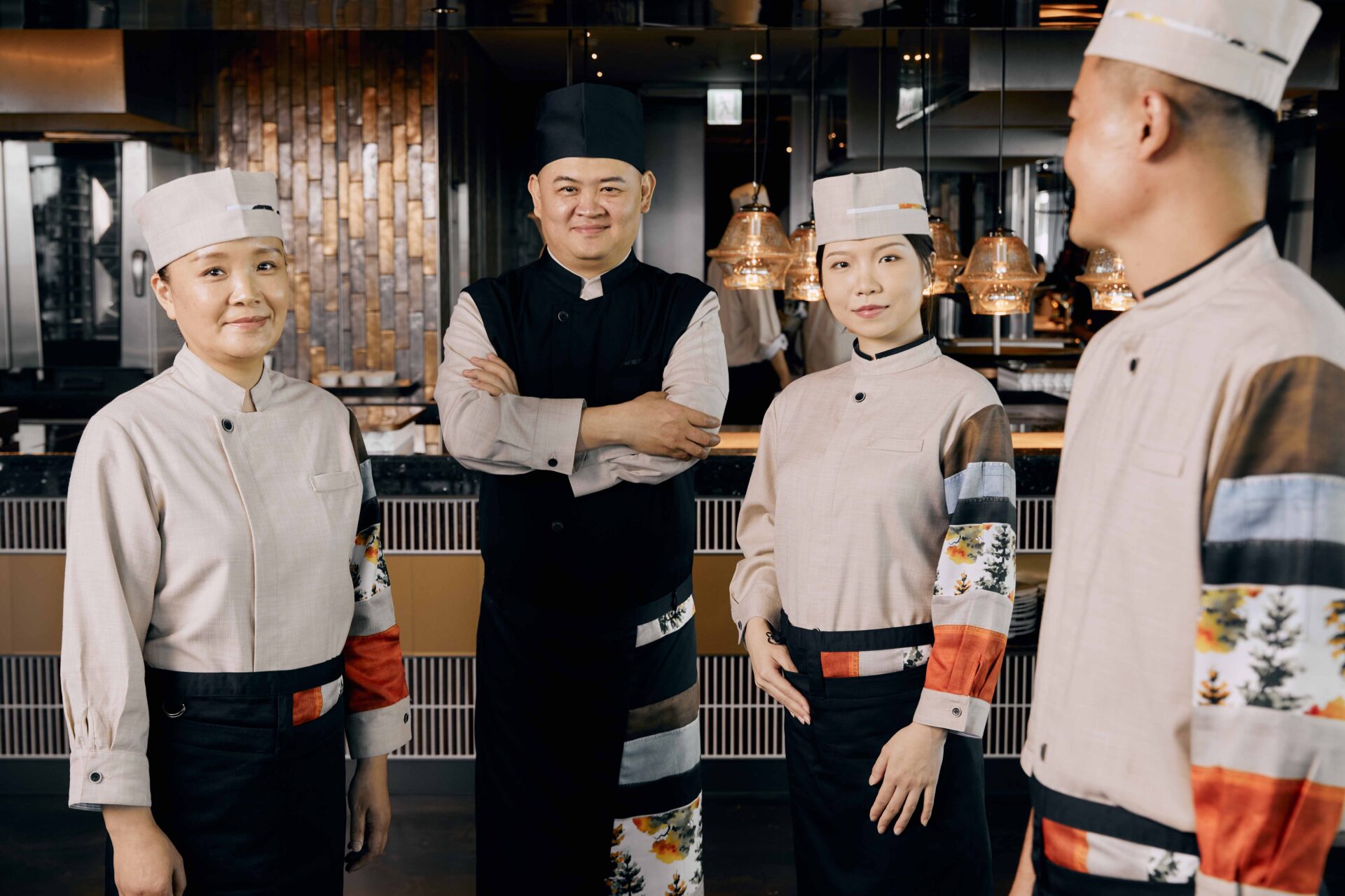 12 周裕穎設計饗a Joy制服，以豐富的「山、海、原、城」地貌元素為設計靈感