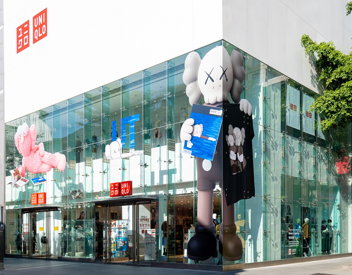 Uniqlo西門店以kaws角色窗貼，為店舖外牆換上嶄新風貌(2)