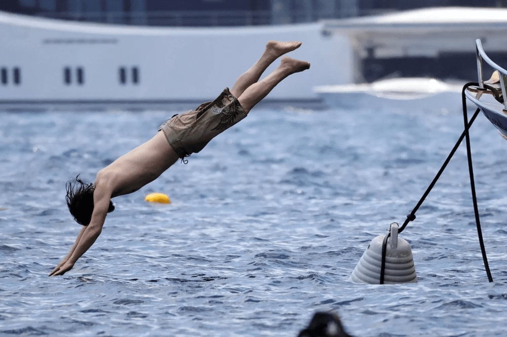 基努李維跳到地中海裡游泳