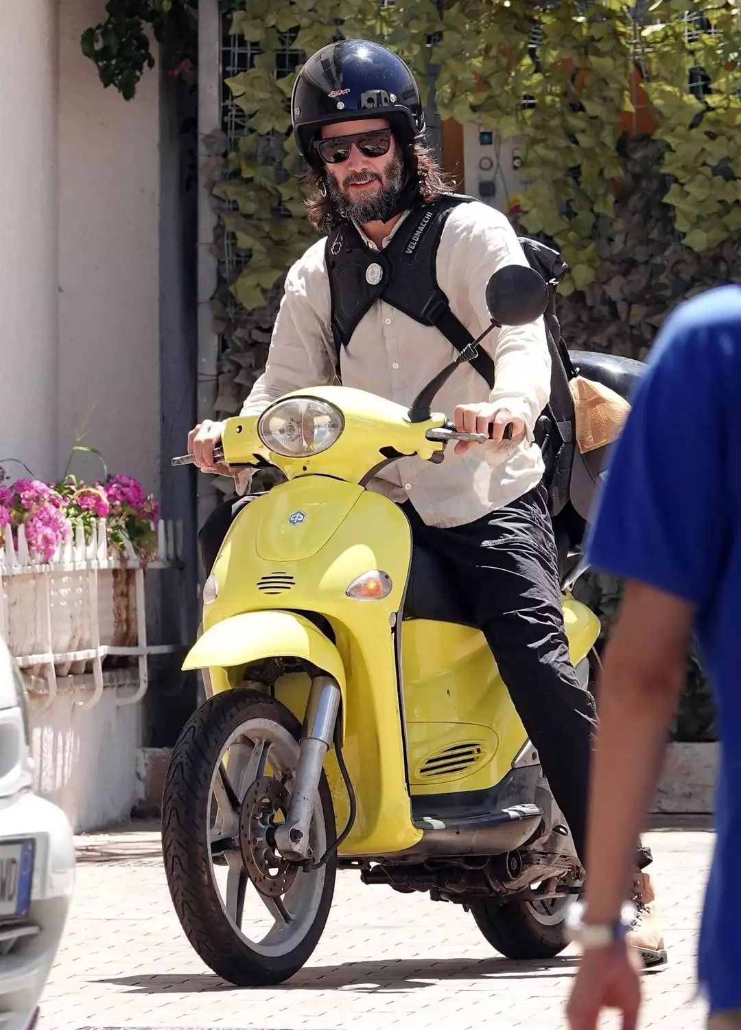 基努李維騎著機車悠遊