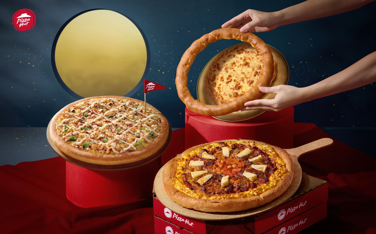 圖一：必勝客無極限又推出超應景的「月亮圈圈」，外圈選用芝心餅皮，中間餡料部分則是濃郁的莫札瑞拉起司餅！在pk App上訂購外帶買大送大、外送買大送小，只要加價99元即享