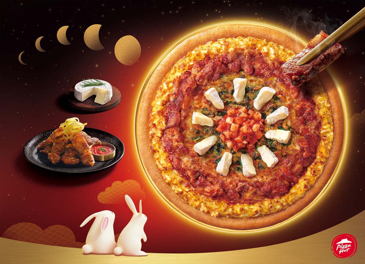 圖二：必勝客推出中秋限定「月見韓式烤五花比薩」！厚實的韓式烤五花肉與醇厚香濃的康門貝爾起司巧妙結合，而猶如明月般的外形與配色，在餐桌上也能一尋月亮的神秘之美！