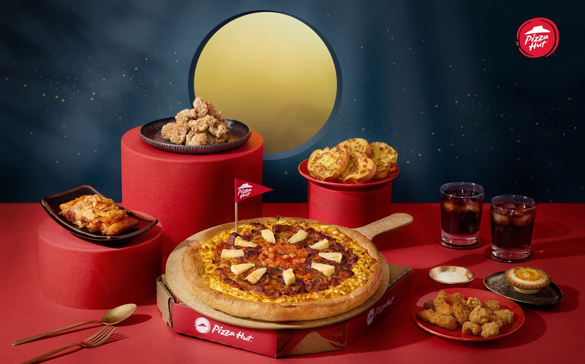 圖五：必勝客中秋限定「月見韓式烤五花比薩」與「辣炒年糕海陸拼盤」，不僅是一場味覺盛宴，更是多種風味的完美交融，今年就來點不一樣的中秋吧！