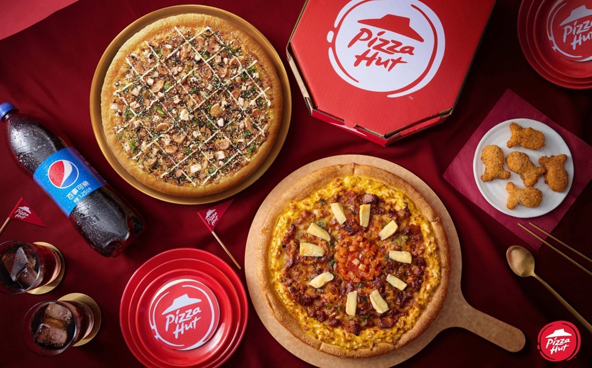 圖六：必勝客「買一送三」優惠好康：買一個大比薩再加送一個比薩（外帶買大送大、外送買小送小），再加贈人氣副食與可樂！