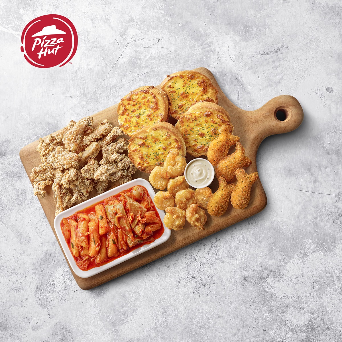 圖四：必勝客推出「辣炒年糕海陸拼盤」，套餐拼盤加價120元即可升級，聚會首選再適合不過！集結4國海陸料理，共組美食天團，讓你品嚐各國風情！