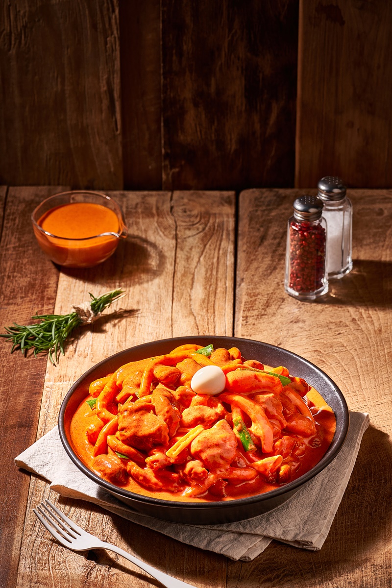 甩鍋雞 「韓流粉紅豬」使用玫瑰醬烹煮，辣醬加入鮮奶油，醬色較為粉嫩，嚐得到些微奶油香氣